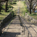 旧円融寺庭園の護国神社へ繋がる階段を上から見下ろす(玖島2丁目505)