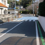 街道がゆるやかに左(東方向)へ。右側に旧円融寺庭園(玖島3丁目)