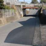 街道をまっすぐ、鉄道の下を潜る(武部町)