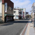 アーケードを出ても商店街が続く(本町)
