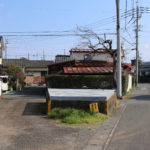 左側が街道(杭出津3丁目)