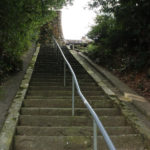 大神宮神社の階段を登って下を眺める。鳥居がみえるく(大里町106)