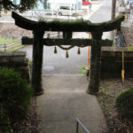 大神宮神社の鳥居を階段の途中から眺める(大里町106)