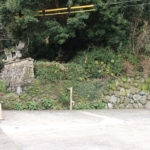 大神宮神社の門と石垣を横から見る。とても年月を感じる立派な石垣(大里町106)