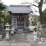 街道沿いの神社(大里町113-2)