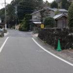 長崎街道、奥に大神宮神社、手前に神社がみえる(大里町)