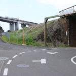 線路の下を街道がとおり、次は東方向へ曲がります。道標も映っています(大里町)