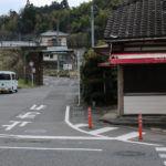 国道34号線をわたって街道を進む。先に鉄道が見えるが、その下し街道が続いている(大里町)