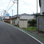 アパートの前をとおる街道(大里町)