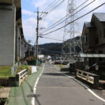 街道と民家と高速道路(岩松町)