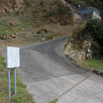 日置の峠。きわめて急な坂道。墓地を通る街道だったよう(岩松町)