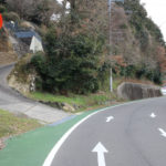 日置の峠。左の坂が本来の旧長崎街道。今は通れないため、右が順路(岩松町)