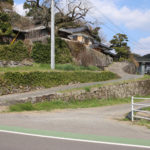 街道沿いの民家と石垣(岩松町)