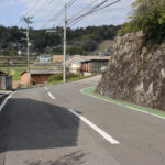 民家の石垣に街道の雰囲気がある(岩松町)