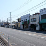 街道(国道)沿いの商店街。美容室跡、カラオケ、釣り具屋(宮小路2丁目)