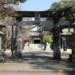 昊天宮の鳥居を街道(国道の歩道)から見る(宮小路2丁目537)