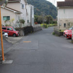 JR肥前古賀駅を降りて長崎街道へ入る。写真には街道と判る目印は映っていない。(古賀町)