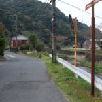 長崎街道(長崎方面)と道標。左には行仙岳(古賀町)