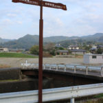 長崎街道の道標。川の向こうは松原町、撮影者は古賀町に立つ。写真は北方向を向く