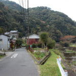 八郎川沿いを街道が続く。とてものどかな風景。(古賀町)