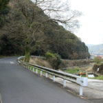 八郎川と街道。(古賀町)