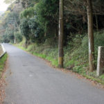 領境石と街道(東町)