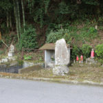 役行者神社と「楠川の渡し」の案内板(東町)
