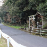 役行者神社と街道(小倉方面をのぞむ)。(東町)