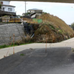 分断された街道。撮影者の場所と、奥の緑と黄色のフェンスが並んでいる場所が街道でつながっていた。(東町)