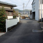 目印のない街道。遠くに見える住宅街は鶴の尾町。(東町)