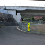 街道が高速道路(長崎大分線)を潜る。やがて行き止まりにさしかかる。(東町)