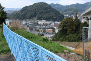 分断された長崎街道。街道の先は写真に写っておらず、左下の崖の下に隠れている。(東町)