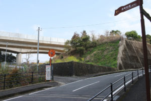 分断された街道の小倉方面を望む(東町)