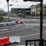 車道だが街道、道標も設置されている(東町)