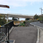 長崎街道(車道)と道標。(東町)