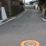 住宅の間をとおる街道(東町)