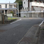 車道から細い路地へ街道が入ってきて、小倉方面を振り返る(東町)