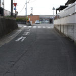 街道が車道にぶつかると、コンビニに道を塞がれている(東町)