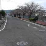八郎川沿いのキレイな道。街道跡の可能性あり(東町)