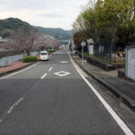 八郎川沿いの道、右側に長龍寺公園(東町)