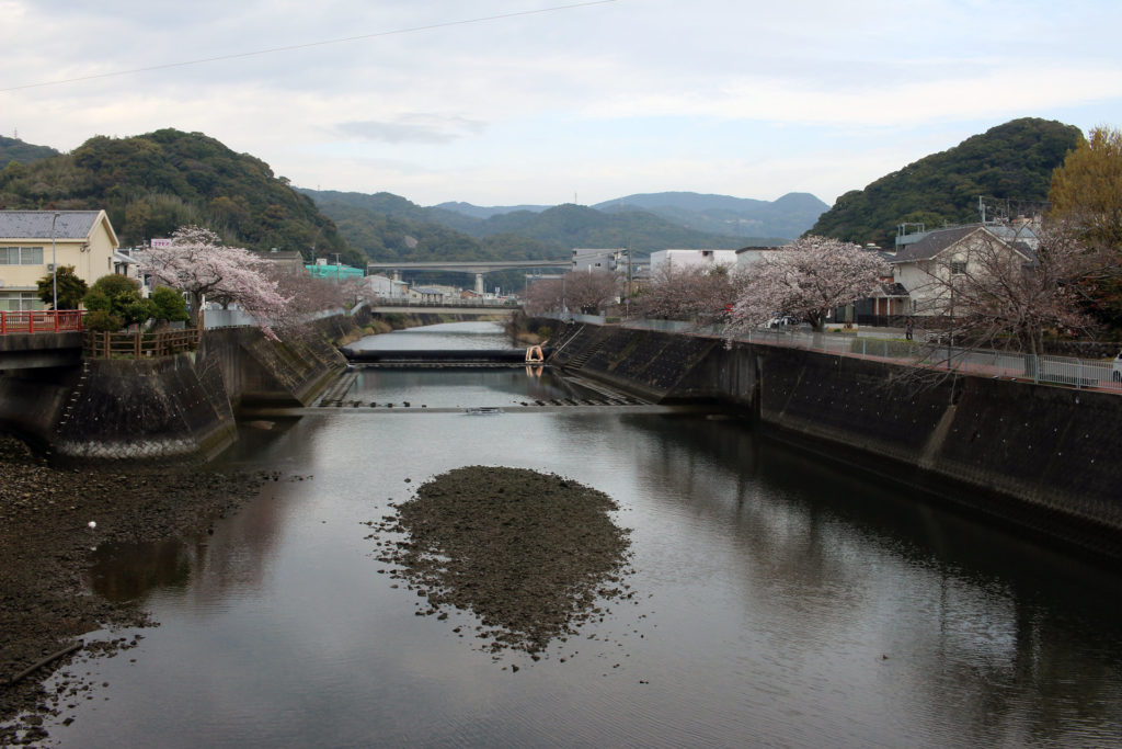 長龍寺橋からの八郎川の眺め。東町から矢上町へ