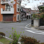 正面の細い路地が長崎街道(矢上町)