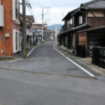 趣のある建物と街道(矢上町)
