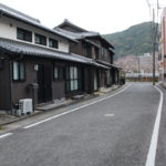 街道沿い、長屋感のある民家(矢上町)