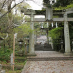 矢上神社、二の鳥居、奥に三の鳥居と四の鳥居
