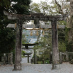 矢上神社、三の鳥居を裏側から。奥に二の鳥居と一の鳥居