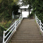 階段を登り一の鳥居へ近づく(矢上町12-12)