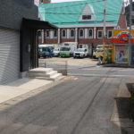 国道34号線から分岐し細い路地へ入る街道を小倉方面へ振り返る。東長崎教会がみえる(田中町)