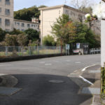 細い街道を進むとアパート(合同宿舎東長崎住宅)と道標を発見(田中町)