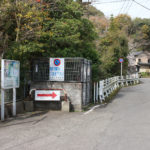 合同宿舎東長崎住宅の横の長崎街道と道標(田中町)